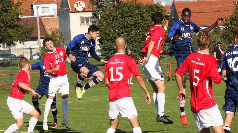 Fotbalisté Uherského Brodu (v červených dresech) podlehli v 10. kole MSFL vedoucí Líšni 0:4.
