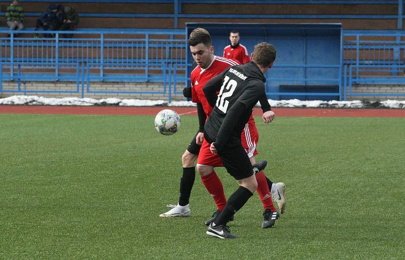 Fotbalisté Dolního Němčí (černé dresy) v zahajovacím utkání jubilejního dvacátého ročníku Gambrinus Cupu podlehli Mladcové 0:2.