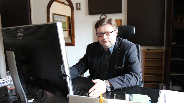 Ředitel Muzea J. A. Komenského Miroslav Vaškových ve své kanceláři.