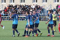 Fotbalisté Uherského Ostrohu (červené dresy) v nedělním derby podlehli sousední Ostrožské Nové Vsi 1:3.