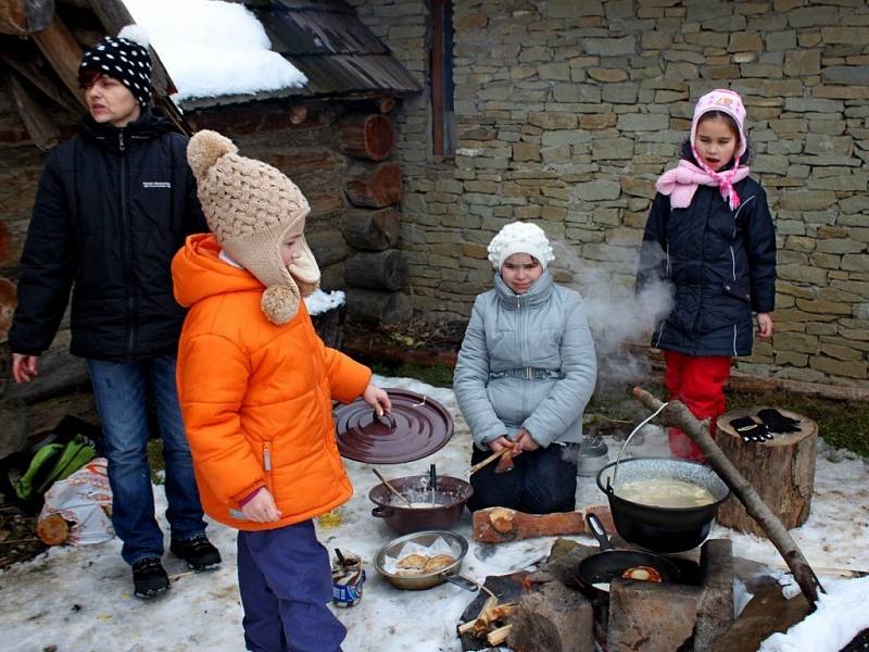V CHÝŠÍCH SLOVANŮ. Skautíci se museli starat o oheň i přípravu jídla. Potraviny jim však Slované do jejich příbytků nepřivezli. Ty si museli přinést ze svých domovů.