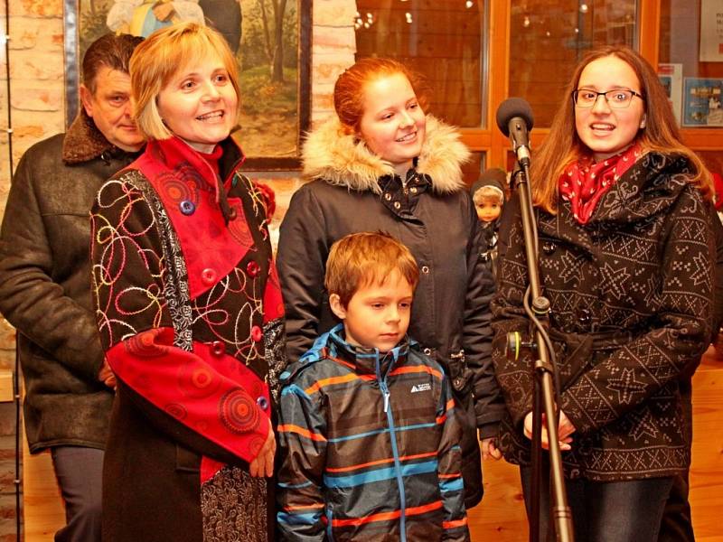 ZAVŘELI KOLEDNÍČEK Lidé, kteří si chtěli nechat pohladit svou duši koledami a vánočními melodiemi, ale také ochutnat dvacet druhů chleba, zamířili v neděli odpoledne do Muzea Podhradí Buchlovice