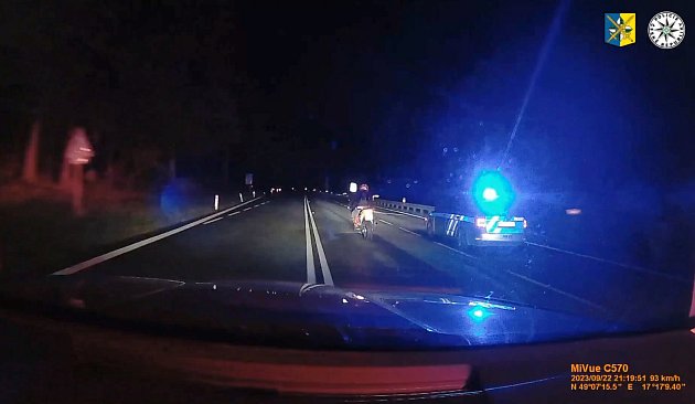 VIDEO: Zdrogovaný motorkář ujížděl policii, protisměrem i rychlostí až 190 km