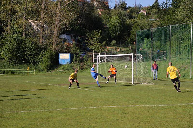 Blanenští fotbalisté po mizerném výkonu remizovali s posledním Uherským Brodem 1:1 a dál si komplikují cestu za záchranou v divizi. Jediný gól Blanska vstřelil dvě minuty po přestávce Radim Farník.