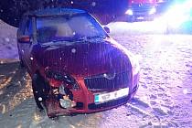 Sněžení a srážka dvou aut blokovaly ve čtvrtek 8. dubna silnici I/50 u motorestu Rasová.