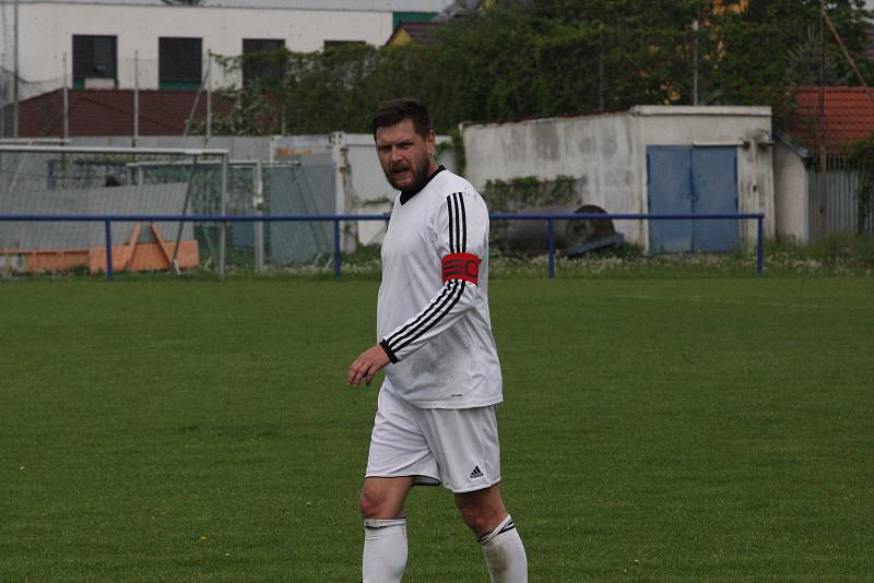 Fotbalisté Kunovic (bílé dresy) ve 21. kola krajské I. A třídy skupiny B podlehli Nedachlebicím 3:5.