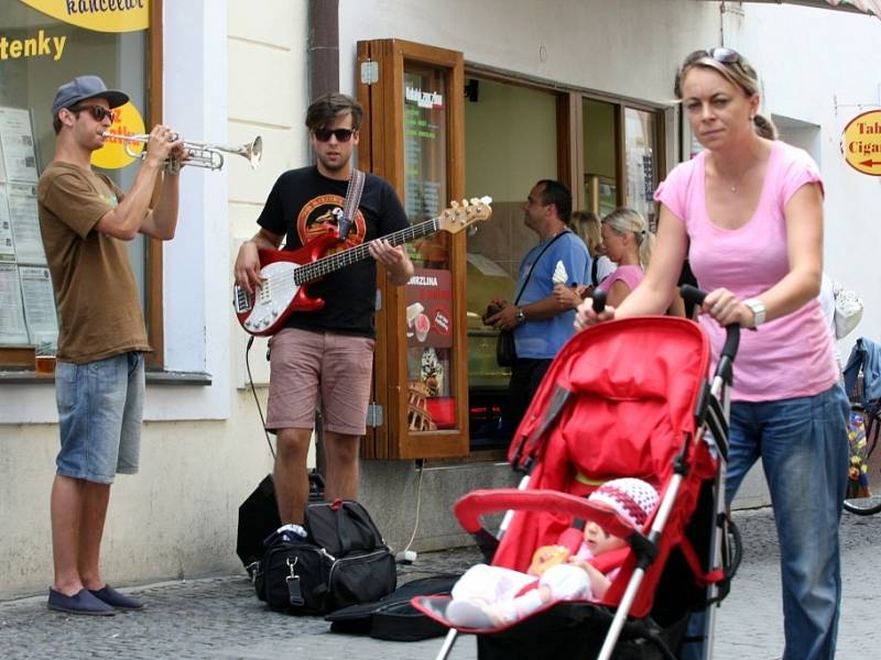 39. ročník LFŠ v Uherském Hradišti. Jazzový muzikanti v Prostřední ulici.