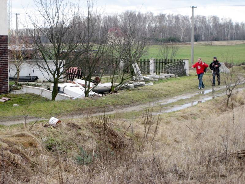 U rodinného domku v Zahradní ulici v Moravském Písku vichřice zcela zničila jednu stranu plotu.