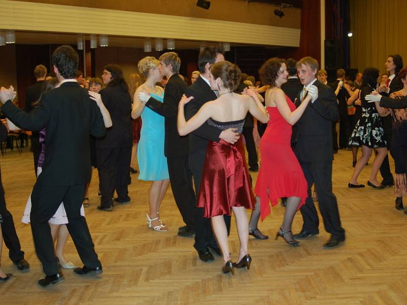 Taneční kurzy studentů škol z Uh. Hradiště, St. Města a Velehradu zakončila tzv. prodloužená.