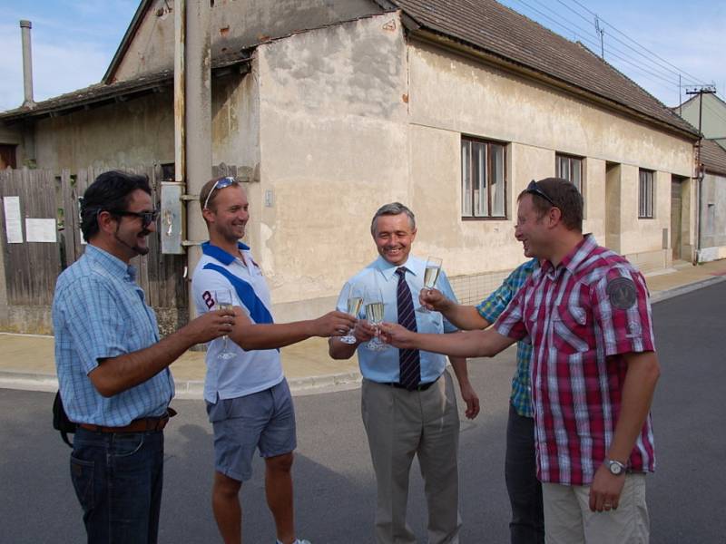 Při slavnostním otevření ulic si jejich obyvatelé pochutnali na klobásách a pivu.