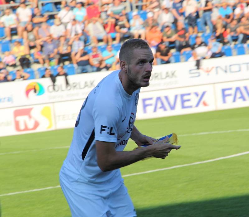 Derby Slovácka (v bílých dresech) se Zlínem