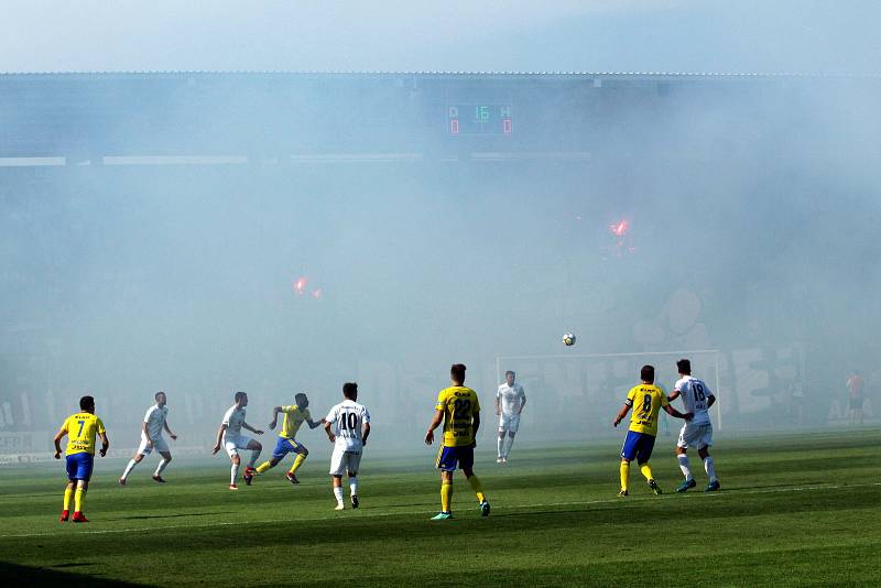 Fotbalisté Slovácko (v bílých dresech) se ve 29. kole HET ligy utkalo se sousedním Zlínem. Fanoušci vytvořili krajskému derby bouřlivou kulisu.