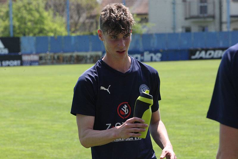 Starší dorostenci Slovácka (modré dresy) v úterní dohrávce 18. kola I. Celostátní ligy remizovali na Širůchu ve Starém Městě s Karvinou 1:1.