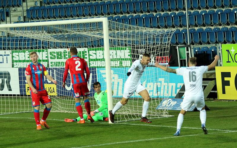 Fotbalisté Slovácka (v bílých dresech) po dvou porážkách hostili trápící se Plzeň.