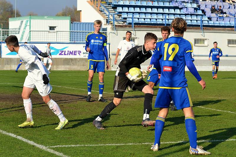 Starší dorostenci Slovácka (bílé dresy) v 15. kole Moravskoslezské ligy zdolali Jihlavu 2:1.