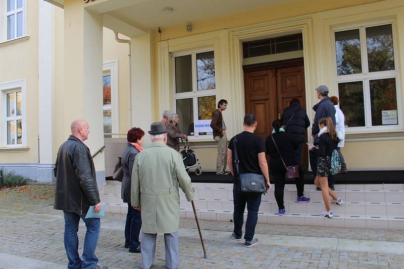 Před obchodní akademií v Uherské Hradišti se vytvořila před 14. hodinou řada.