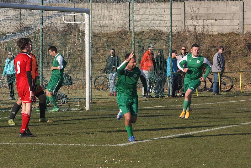 Fotbalisté Uherského Ostrohu (červené dresy) v závěrečném zápase podzimní části sezony podlehli sousední Ostrožské Nové Vsi 2:6.
