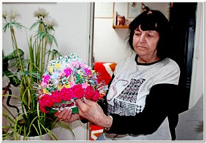 Tvůrkyně textilních květin Marie Skrežinová.