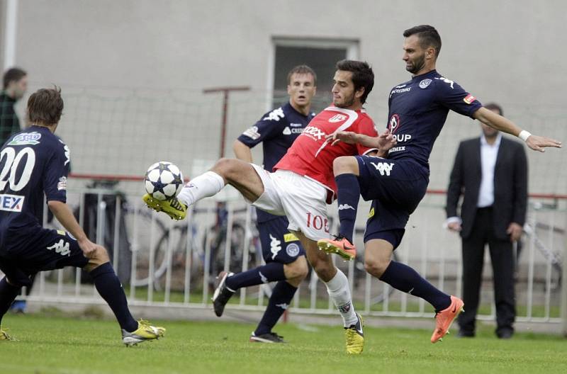 Fotbalový zápas Poháru České pošty mezi FK Pardubice (v červenobílém) a 1. FC Slovácko na hřišti Pod Vinicí v Pardubicích.