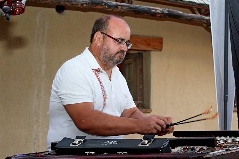 VE SKANZENU. Folk-folkový večer přinesl posluchačům ve slovanském opevněném hradisku pohodovou atmosféru.