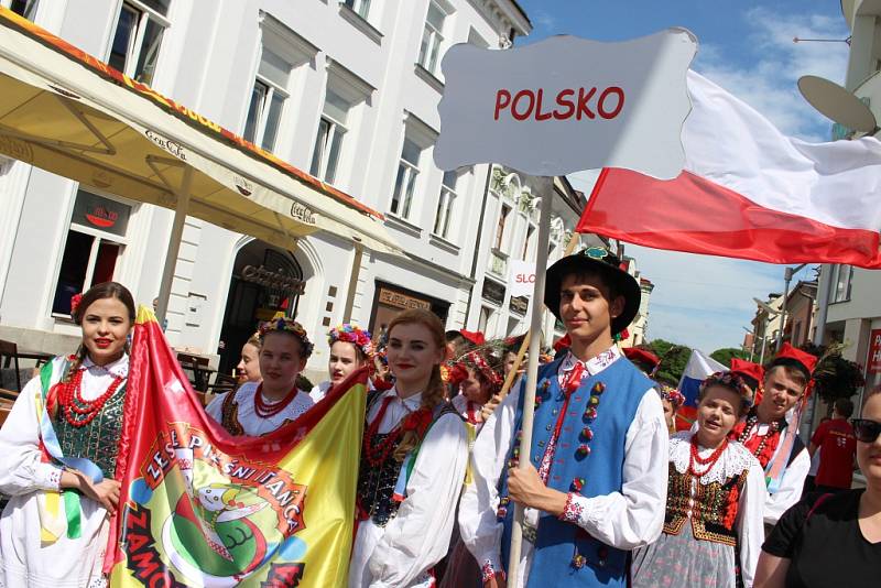 Krojovaný průvod v ulicích Uherského Hradiště tradičně patří k zahájení Kunovského léta. 