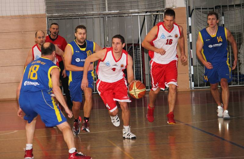 Basketbalisté TJ Spartak Uherský Brod (v bíločerveném) porazili Holice 83:66.