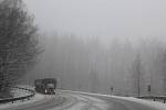 První sníh zasypal silnici I/50 a krajinu ve Chřibech v úseku od křižovatky na Střílky až po bistro Tramp v pátek 26. listopadu.