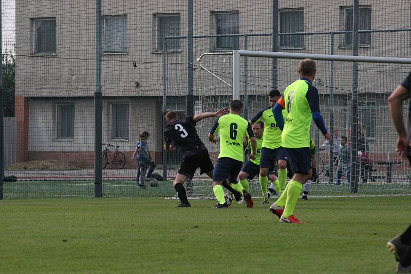 Fotbalisté Hluku (fosforové dresy) ve šlágru 21. kola krajské I. A třídy skupiny B remizovali s Osvětimany 3:3.