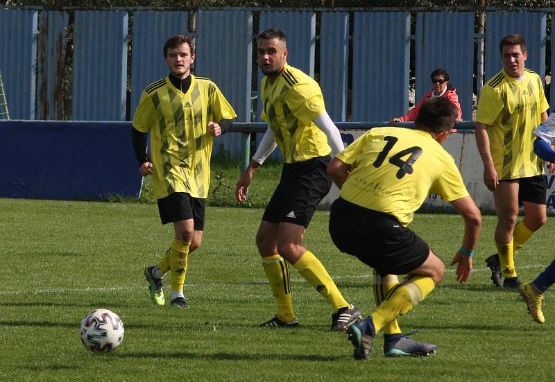 Fotbalisté Kunovic (žluté dresy) v 9. kole krajské I. A třídy skupiny B podehli doma Nedachlebicím 0:3 a v tabulce zůstali předposlední.