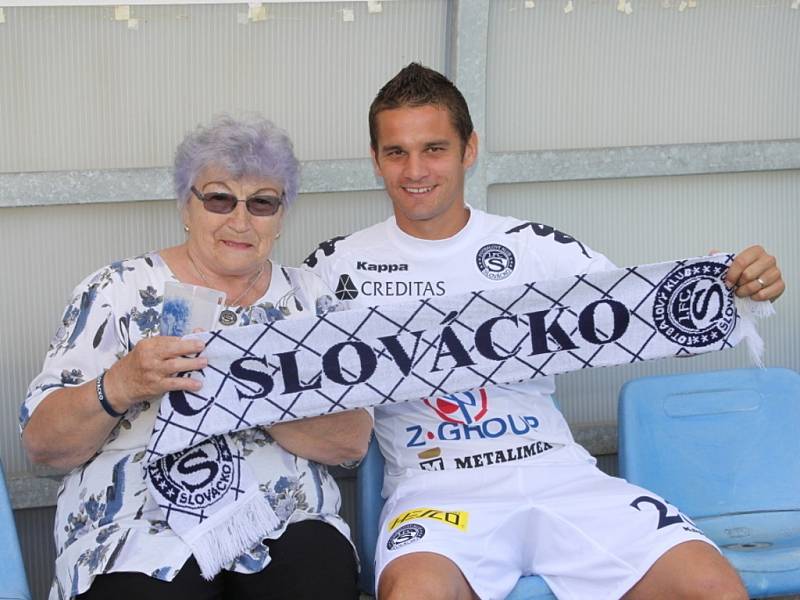 Růžena Pašková s fotbalisty 1. FC Slovácko na stadionu v Uherském Hradišti.