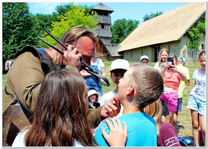 Archeoskanzen na Modré žil dva týdny žáky základních škol a jejich kantory.