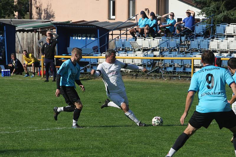 Fotbalisté Ořechova (bílé dresy) v hodovém derby porazili Polešovice 2:0.