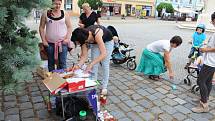 Účastníci pietní akce v Uherském Hradišti v pátek 3. června chtěli upozornit na některá úskalí, spojená s dětským očkováním.