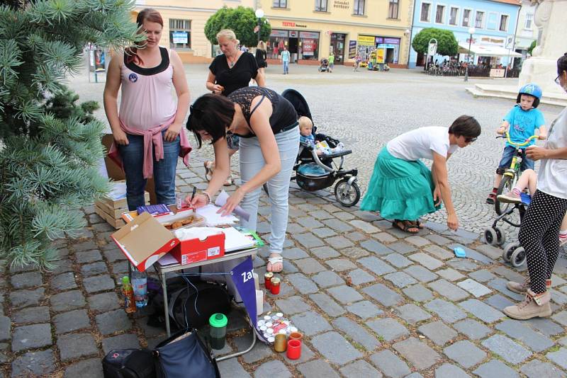 Účastníci pietní akce v Uherském Hradišti v pátek 3. června chtěli upozornit na některá úskalí, spojená s dětským očkováním.