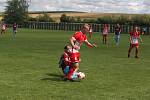 Fotbalisté Slavkova (bíločervené dresy) na úvod nové sezony zdolali Velký Ořechov 1:0.