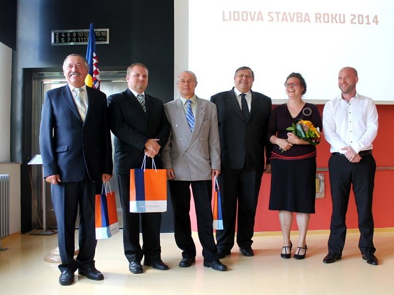 Lidová stavba roku 2014 - všichni ocenění na společné fotografii.