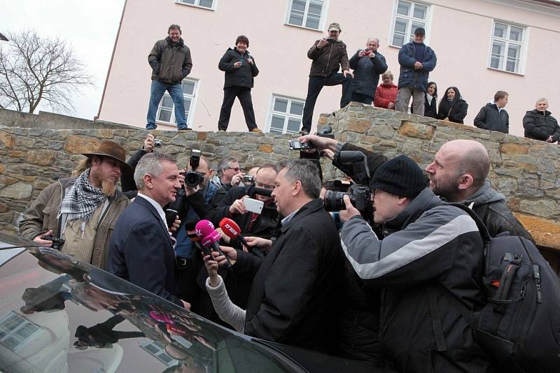 Šéf prezidentské kanceláře Vratislav Mynář se v Osvětimanech oženil s moderátorkou České televize Alexandrou Noskovou. Za svědka mu šel prezident Miloš Zeman