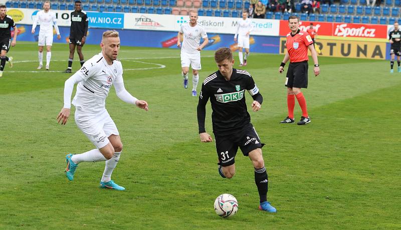 Fotbalisté Slovácka (bílé dresy) ve 28. kole FORTUNA:LIGY zdolali poslední Karvinou 3:1.