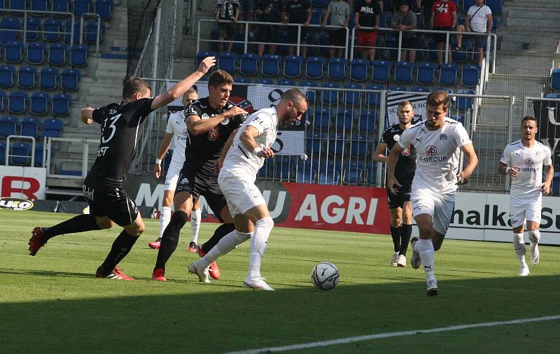 Fotbalisté Slovácka (bílé dresy) se v neděli doma utkali s Hradcem Králové.