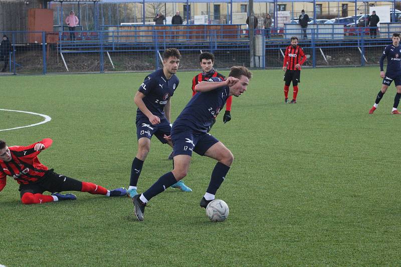 Fotbalisté Slovácka B (modré dresy) v přípravném zápase porazili divizní Hodonín 2:0. Oba góly vstřelil Pavel Juroška.