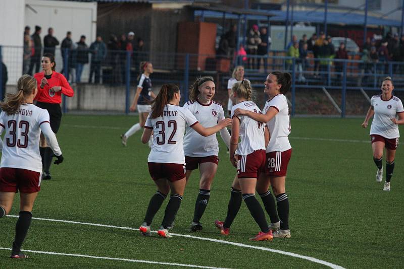 Fotbalistky Slovácka (modré dresy) ve středeční dohrávce 3. kola první ženské ligy prohrály s pražskou Spartou 1:6. Utkání se hrálo na umělé trávě v Kunovicích.