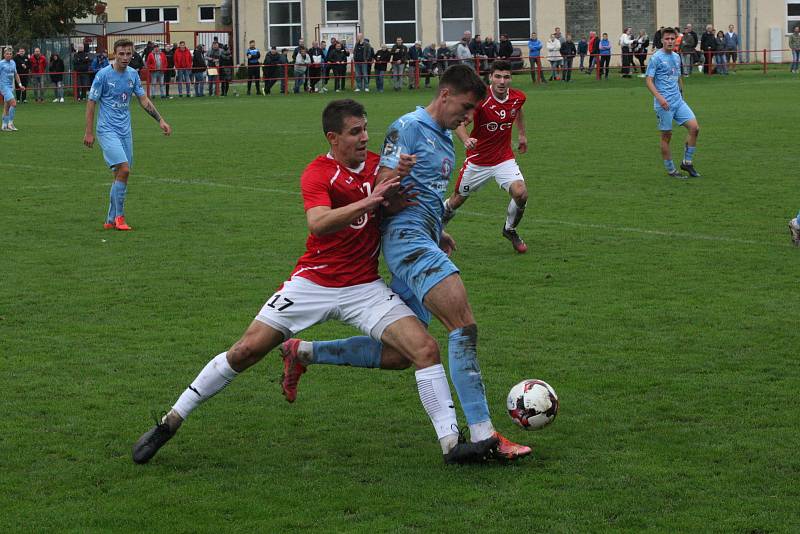 Fotbalisté Uherského Brodu (červené dresy) v 9. kole MSFL remizovali se Slováckem B 0:0.