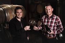 Mladé vinařství z Uherského Brodu, Juřeník & Žďárský, zazářilo v uplynulém ročníku jedné z největších vinařských soutěžních přehlídek, AWC Vienna. V kategorii Naturálních vín bralo zlato jejich víno Chardonnay Rezerva z roku 2018. Robin Juřeník vlevo Jan 