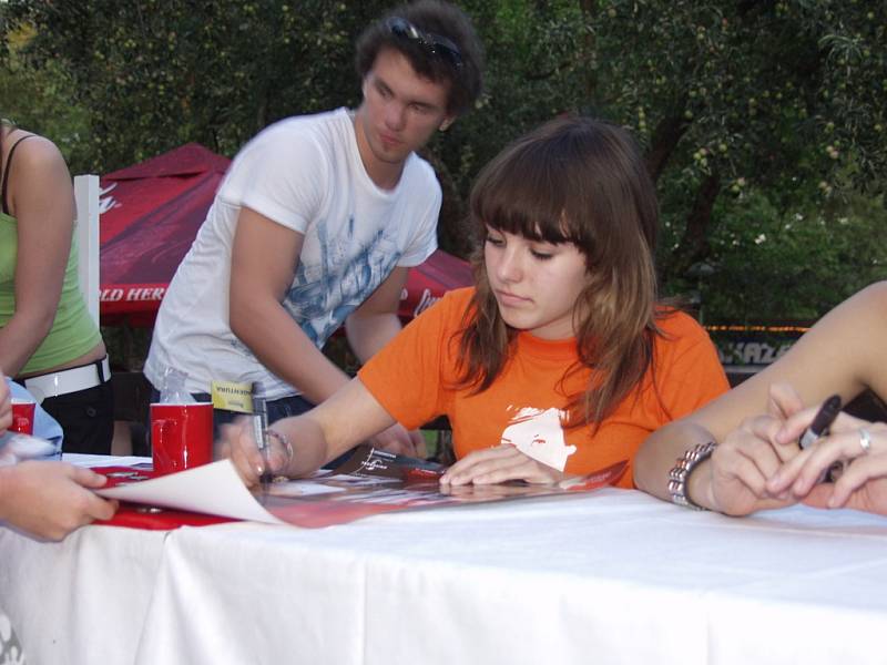 Ewa Farna ochotně podepisovala při autogramiádě.