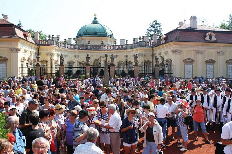 Zahájení slavností sledovaly na nádvoří zámku stovky diváků.