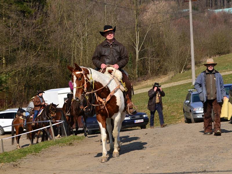 K Račí studánce vyrazili jezdci na koních.