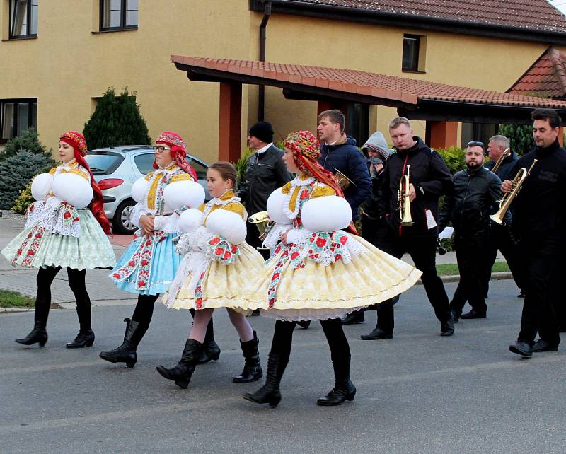 Babická hodová chasa se vydala s právy na nedělní obchůzku dědinou.