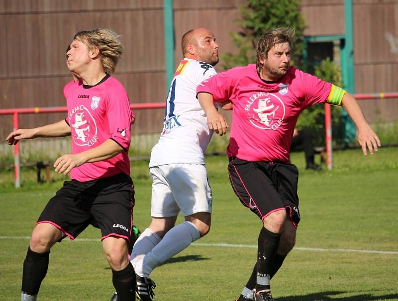 Někdejší ligový obránce Miloslav Penner (v tmavém) poznal, jak bolí fotbal v okresním přeboru. Jeho Hluk B navíc na hřišti Slovácka C prohrál 1:3.