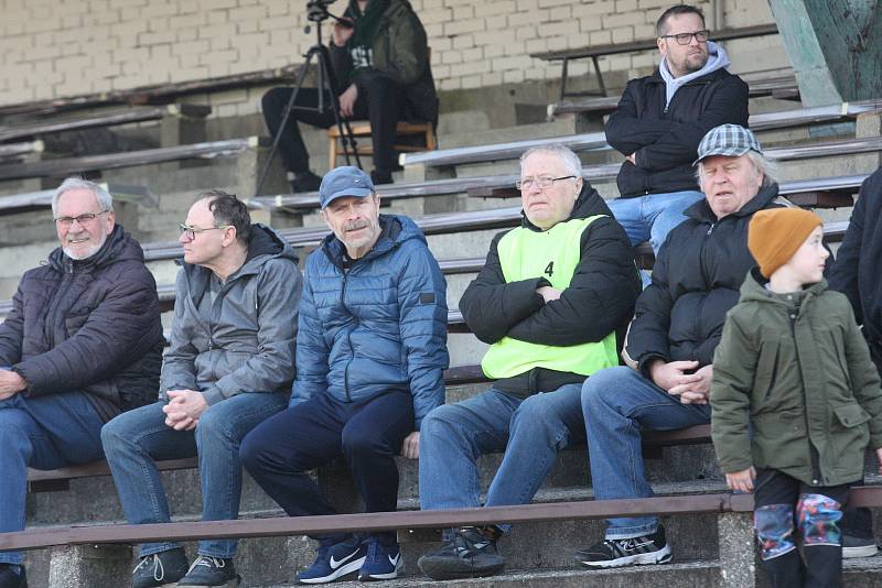 Fotbalisté Hluku (fosforové dresy) v dohrávce 10. kola krajské I. A třídy skupiny B deklasovali Bojkovice 8:1.