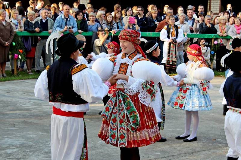 Pestrosti slováckých krojů dalo vyniknout při hodech v Nedakonicích krásné tereziánské babí léto.